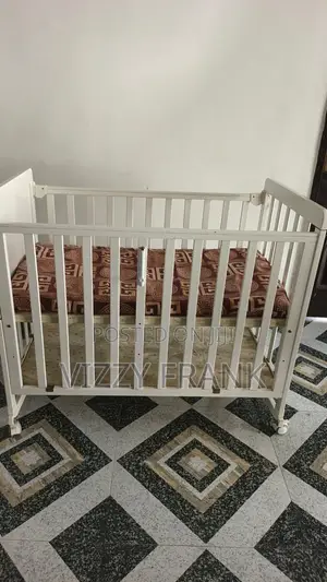Used 3-in-1 Convertible Crib White Converts to Toddler Bed Daybed