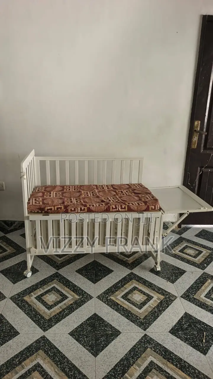 Used 3-in-1 Convertible Crib White Converts to Toddler Bed Daybed