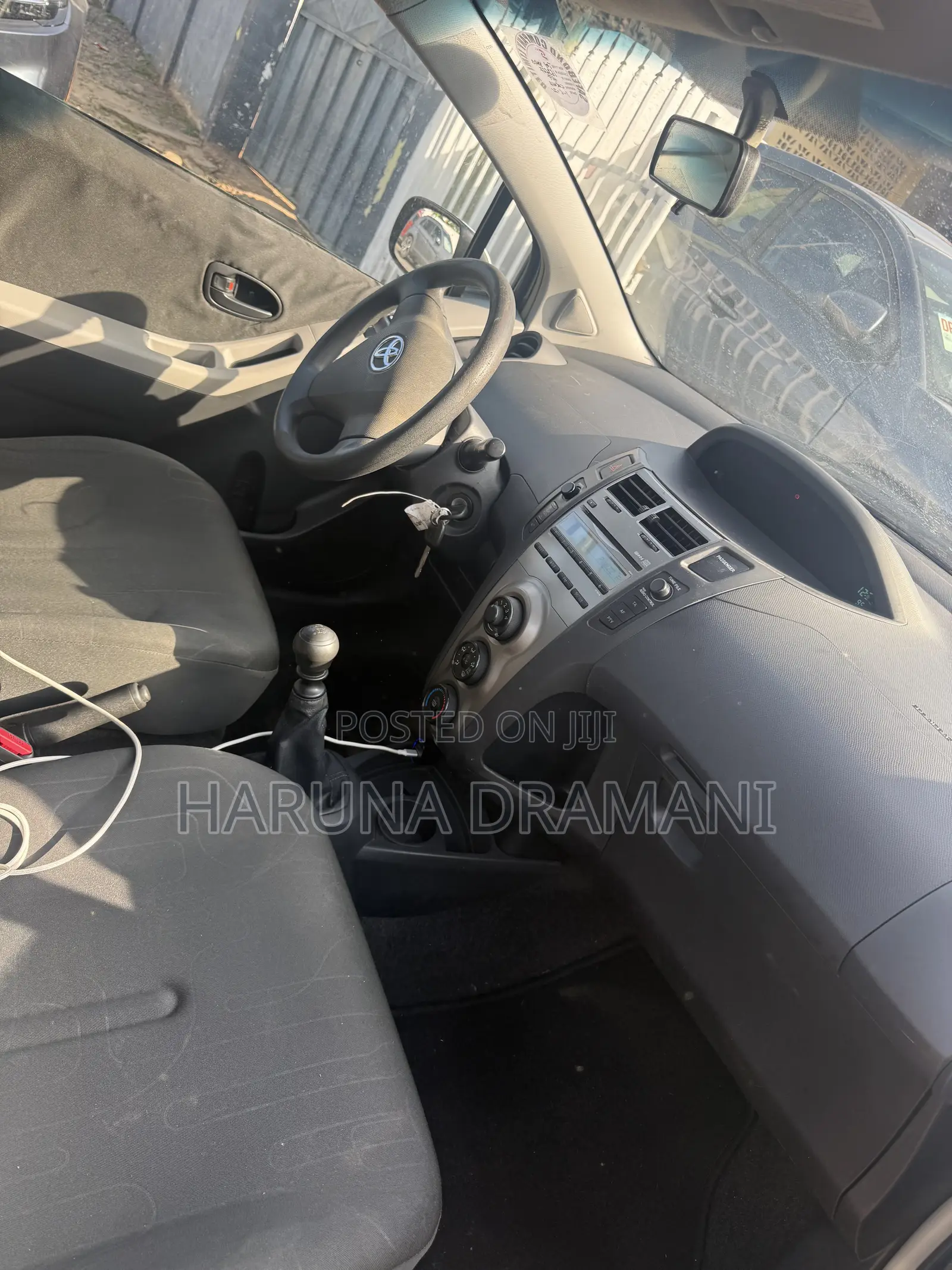 Toyota Yaris Base Sedan 4dr 2011 Black