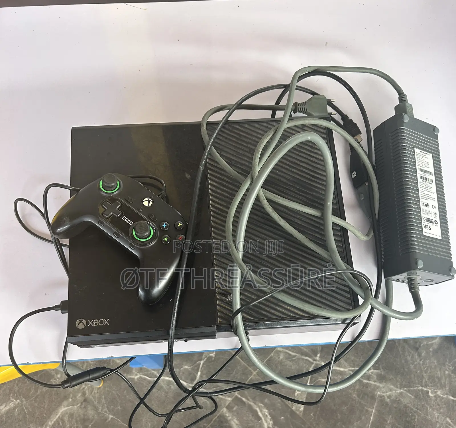 Xbox One Console With One Pad and Fc 26