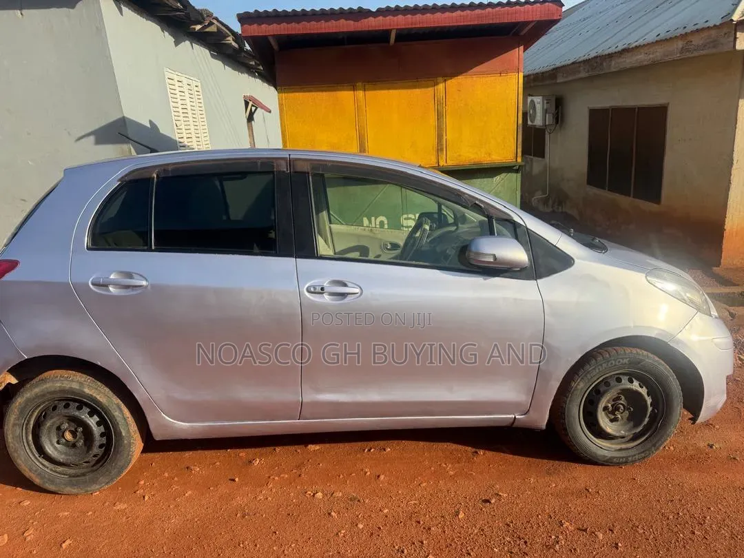 Toyota Vitz 2011 Silver