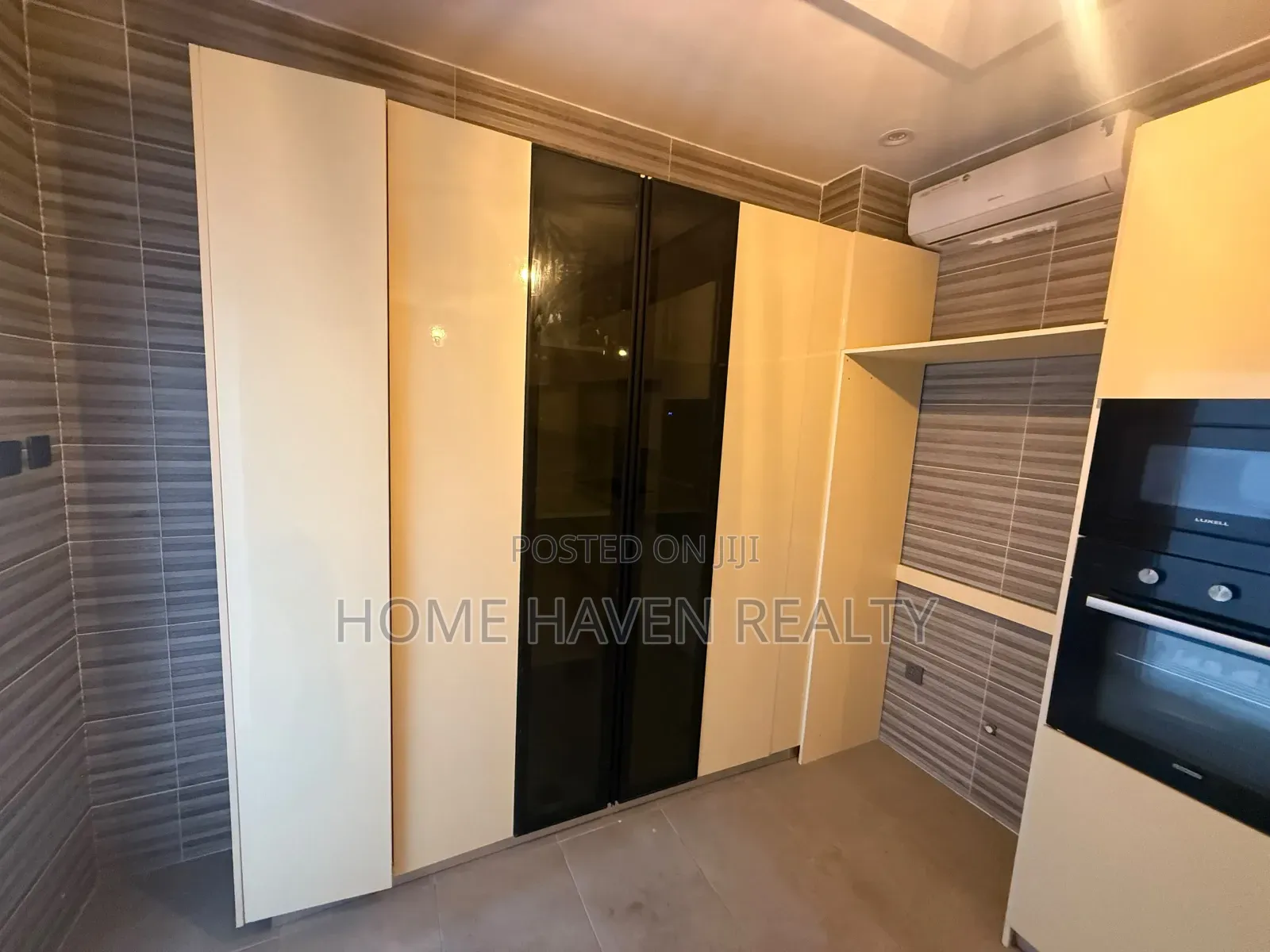 5bdrm House in Dansoman Radio Gold, Exhibition for rent