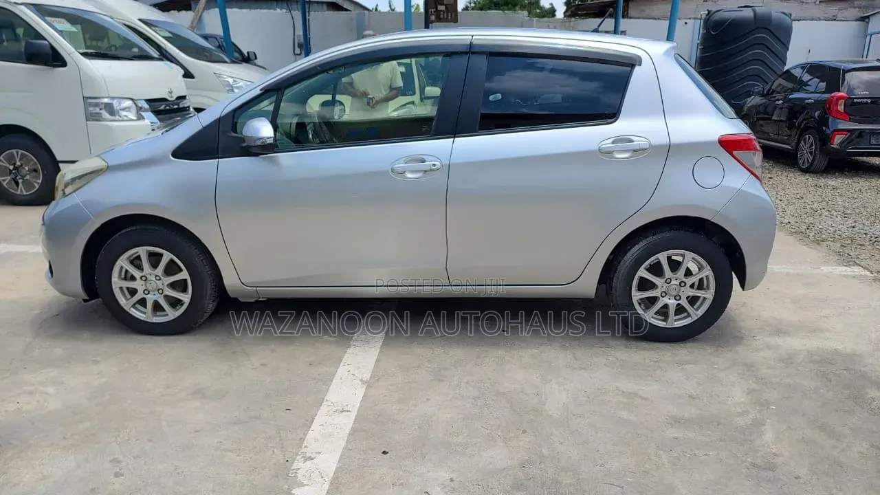 Toyota Vitz 2015 Silver