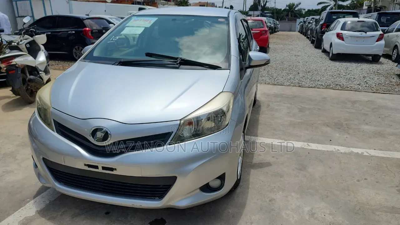 Toyota Vitz 2015 Silver