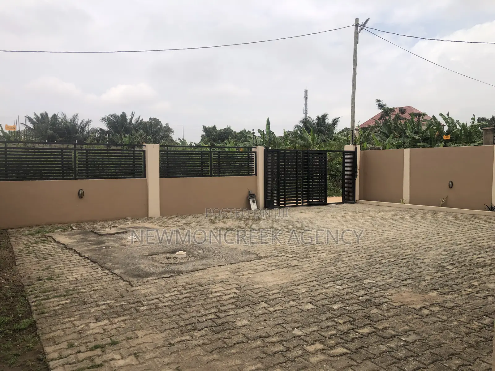 4bdrm Duplex in Abokobi Junction, Accra Metropolitan for sale