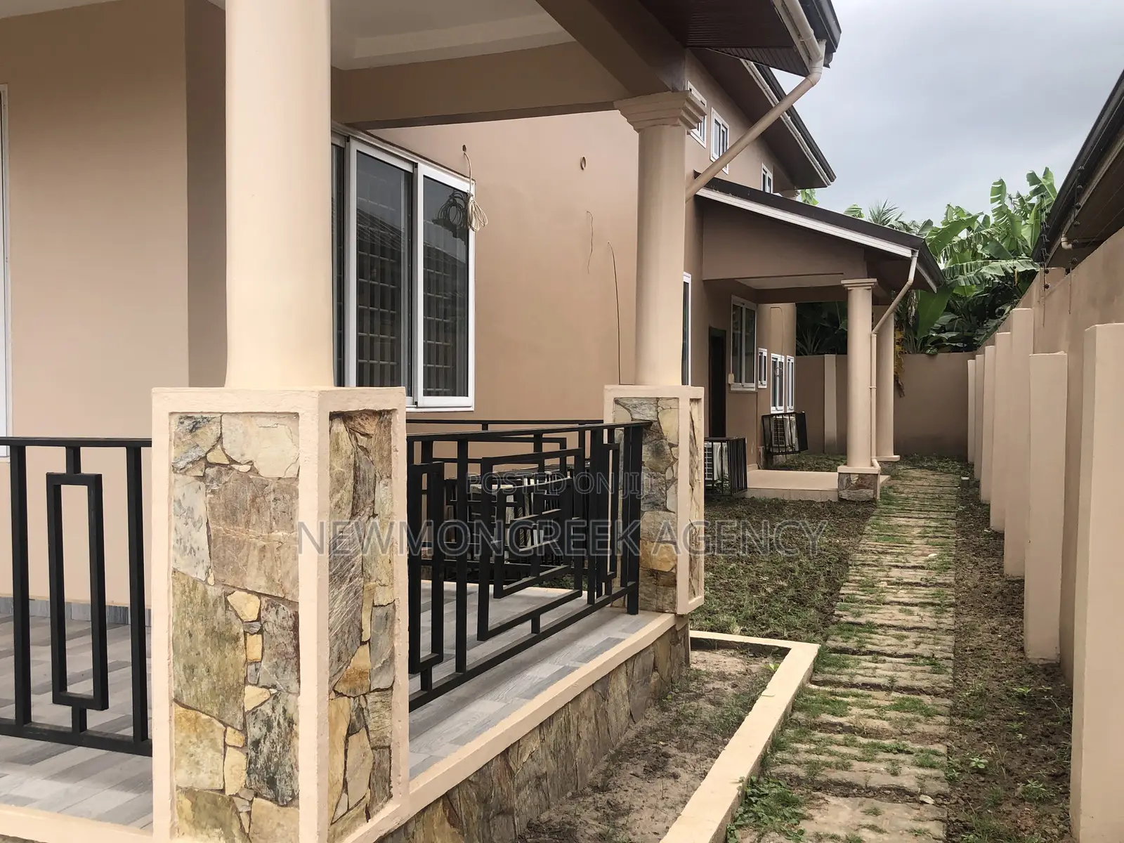 4bdrm Duplex in Abokobi Junction, Accra Metropolitan for sale