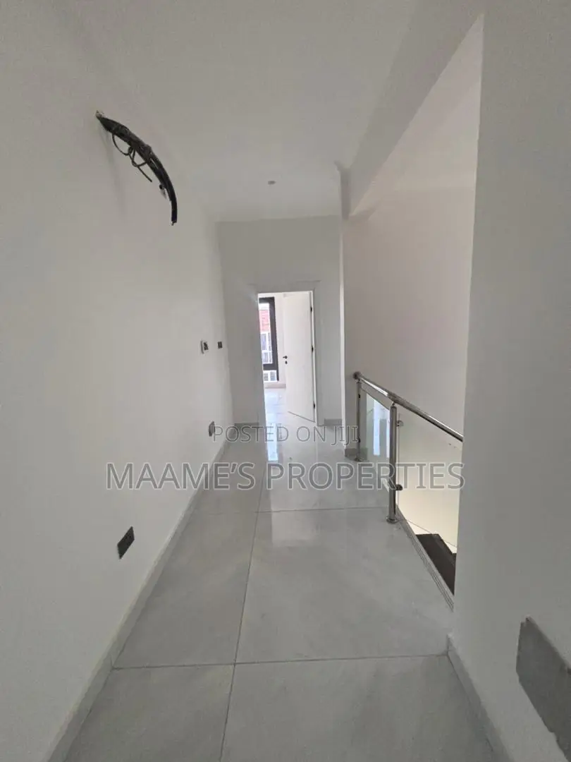 3bdrm Duplex in Airport Residential Area for sale