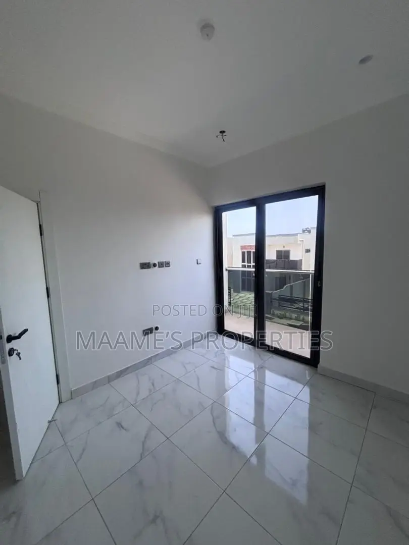 3bdrm Duplex in Airport Residential Area for sale