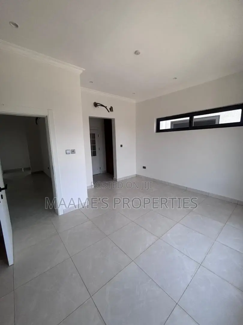 3bdrm Duplex in Airport Residential Area for sale