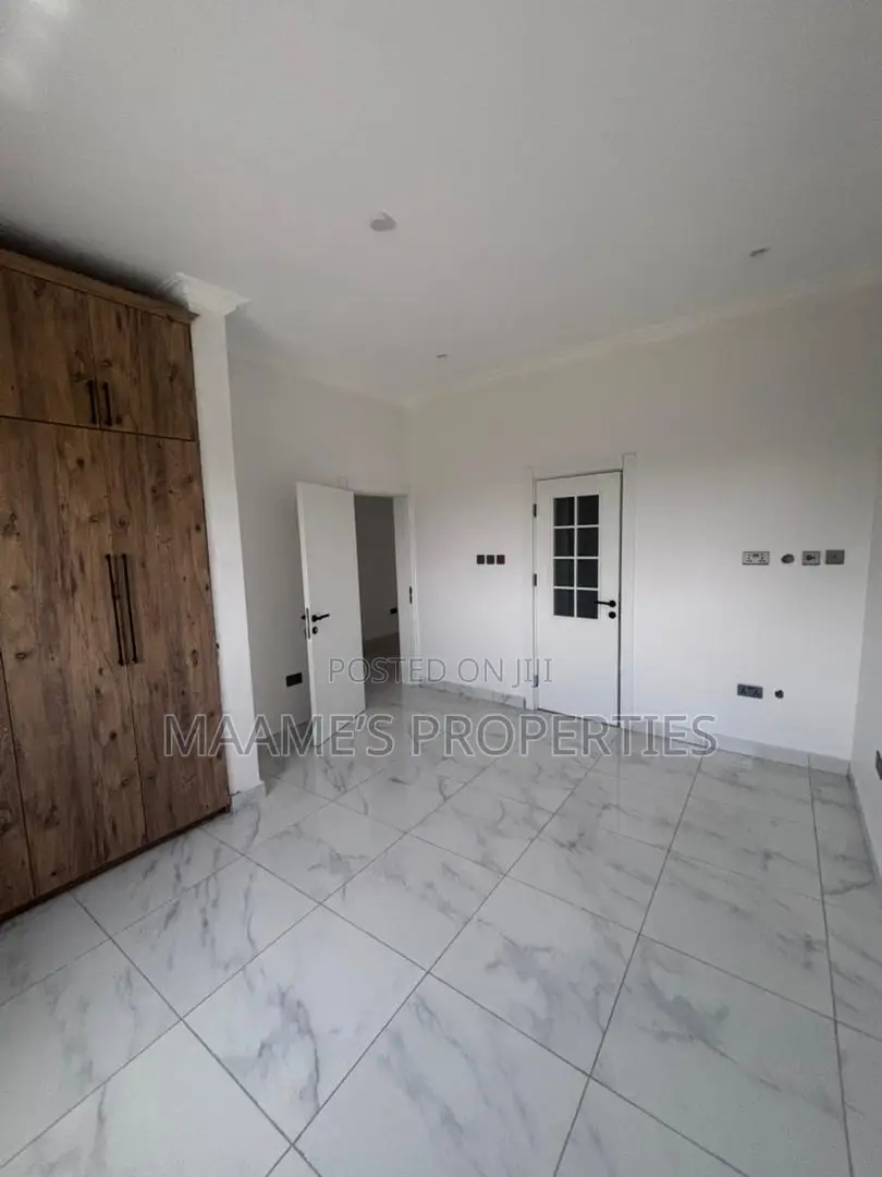 3bdrm Duplex in Airport Residential Area for sale