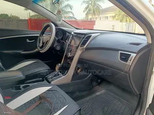 Hyundai Elantra Limited Sedan FWD (2.0L 4cyl 6A) 2017 White