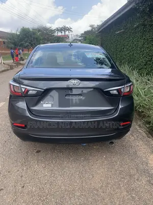 Toyota Yaris 1.5 Sedan XLE 2020 Gray