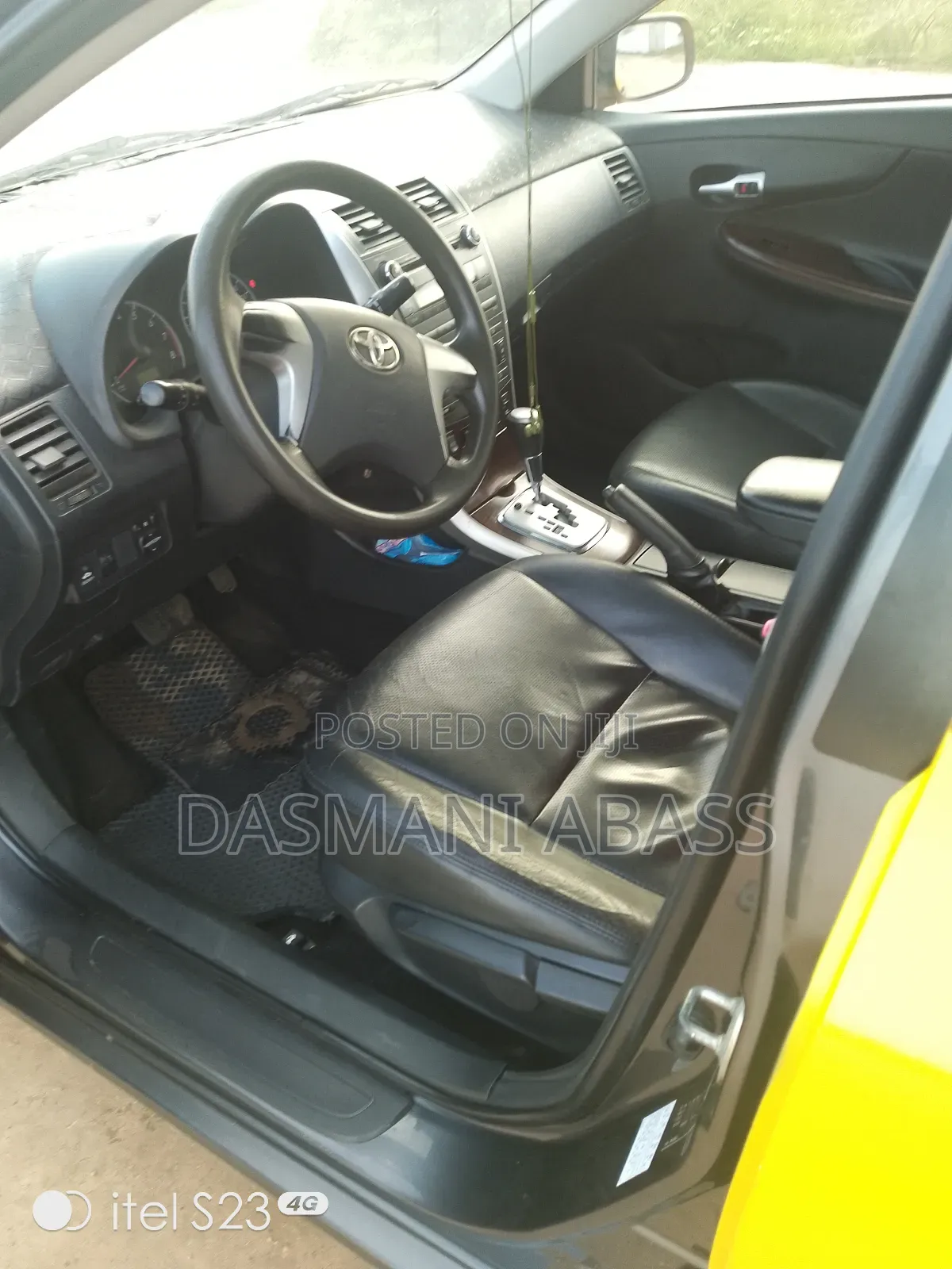 Toyota Corolla LE 4dr Sedan (1.8L 4cyl 4A) 2011 Yellow