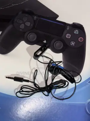 PS4 Slim Jailbreak With Games and 2 Controllers