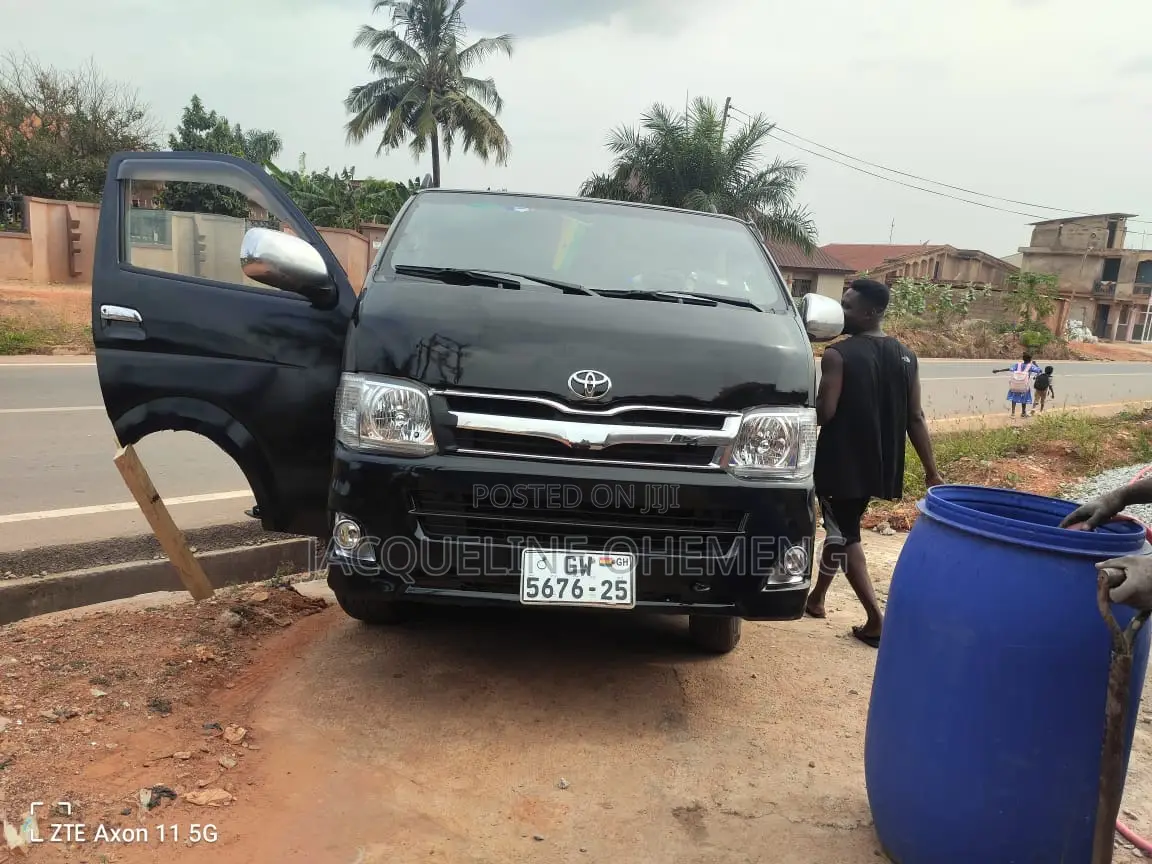 Toyota HiAce 2015 Black
