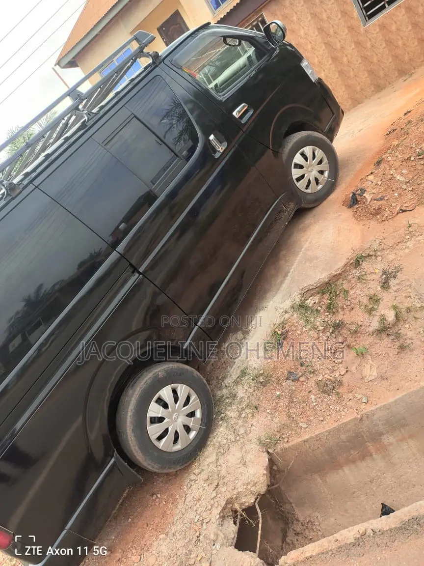 Toyota HiAce 2015 Black