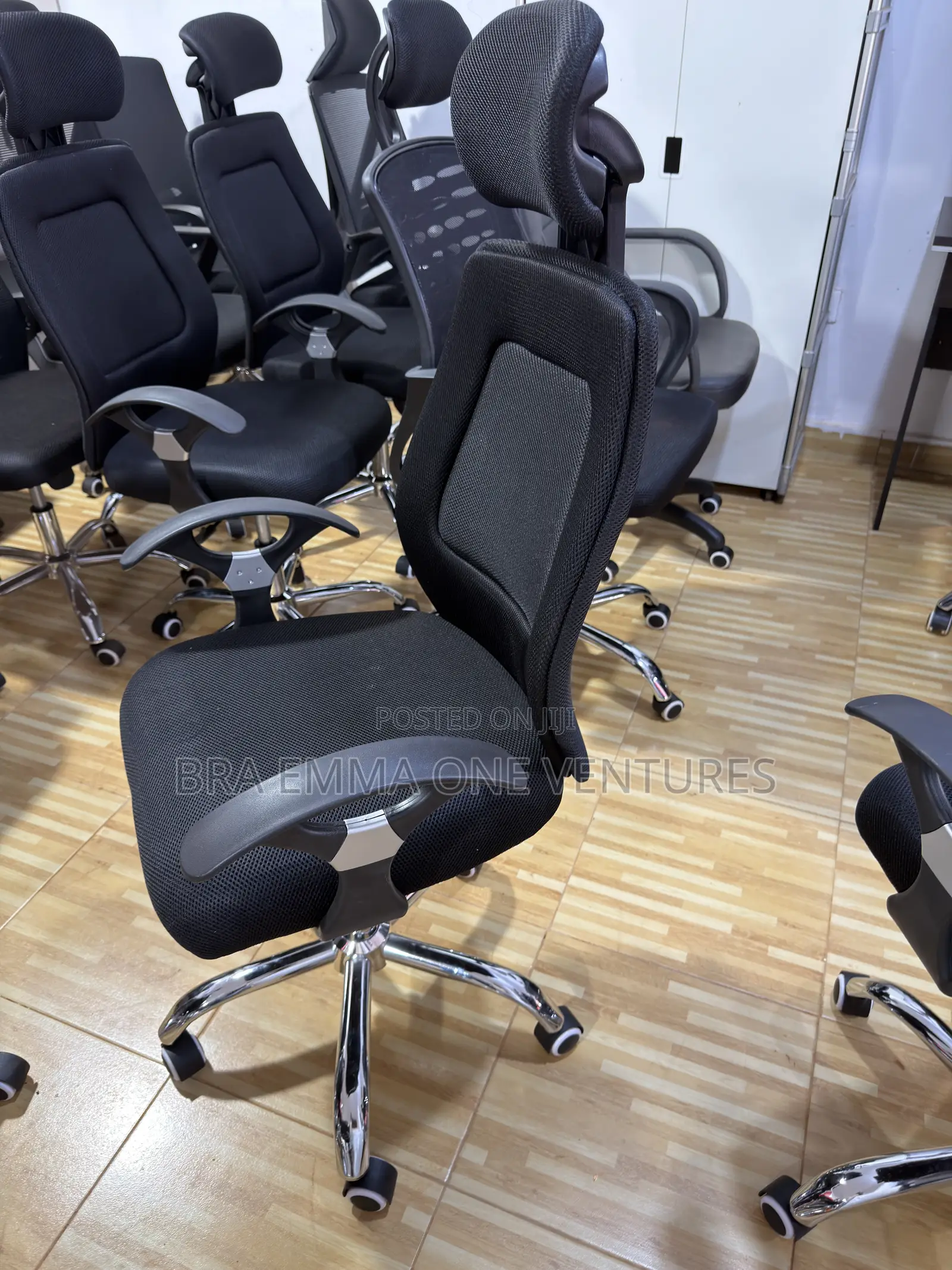 High-Back Ergonomic Mesh Office Chair With Headrest