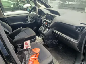 Toyota Voxy 2016