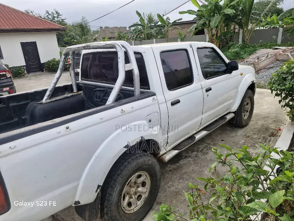 Nissan Pick-Up 2008 White