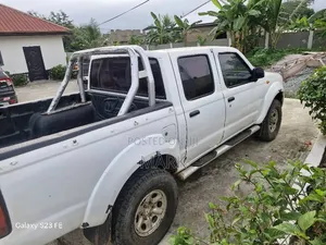 Nissan Pick-Up 2008 White