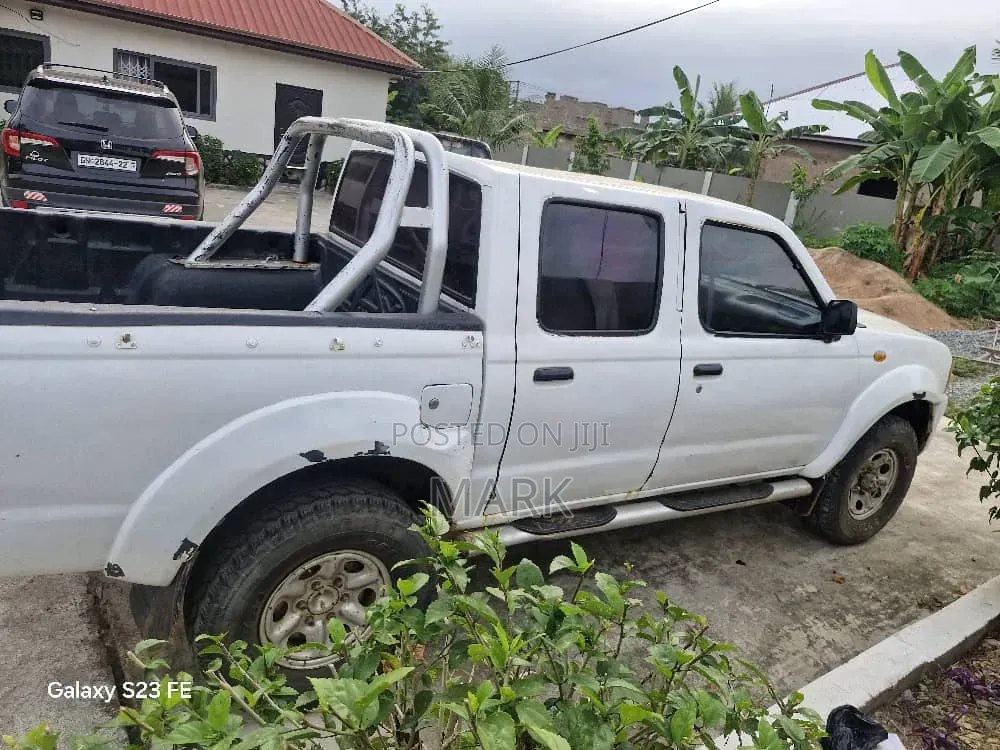 Nissan Pick-Up 2008 White