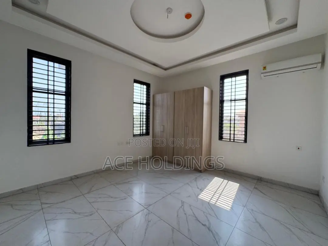 4bdrm House in West Trasacco, School Junction for sale
