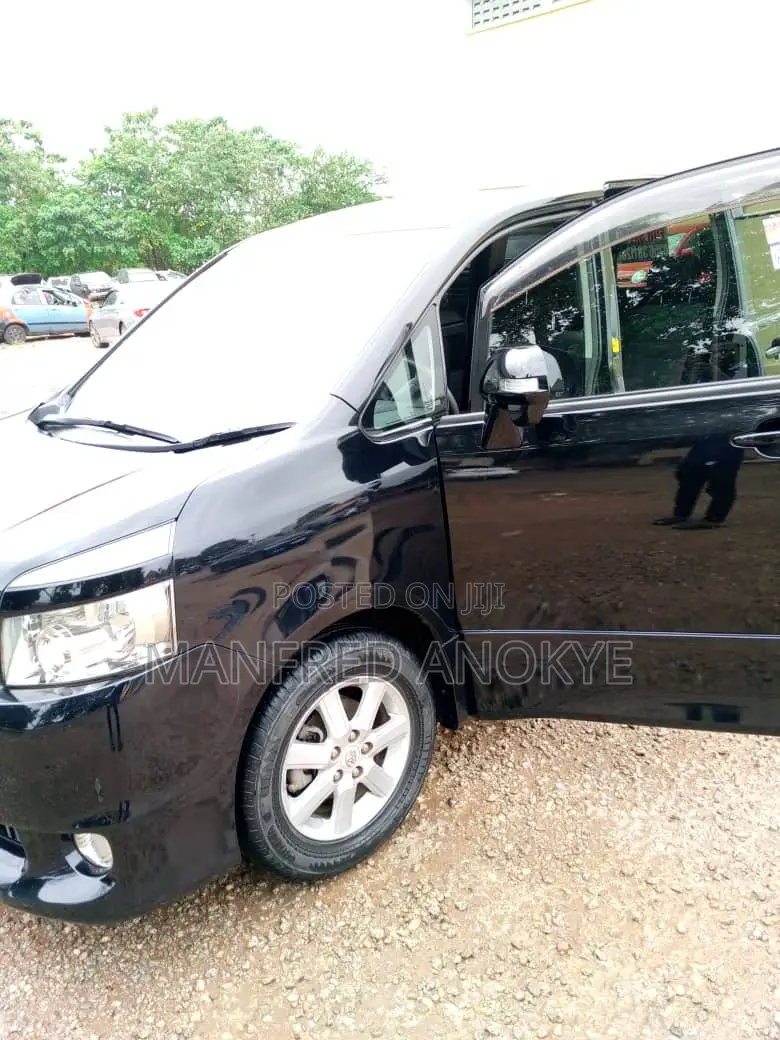 Toyota Voxy 2010 Black