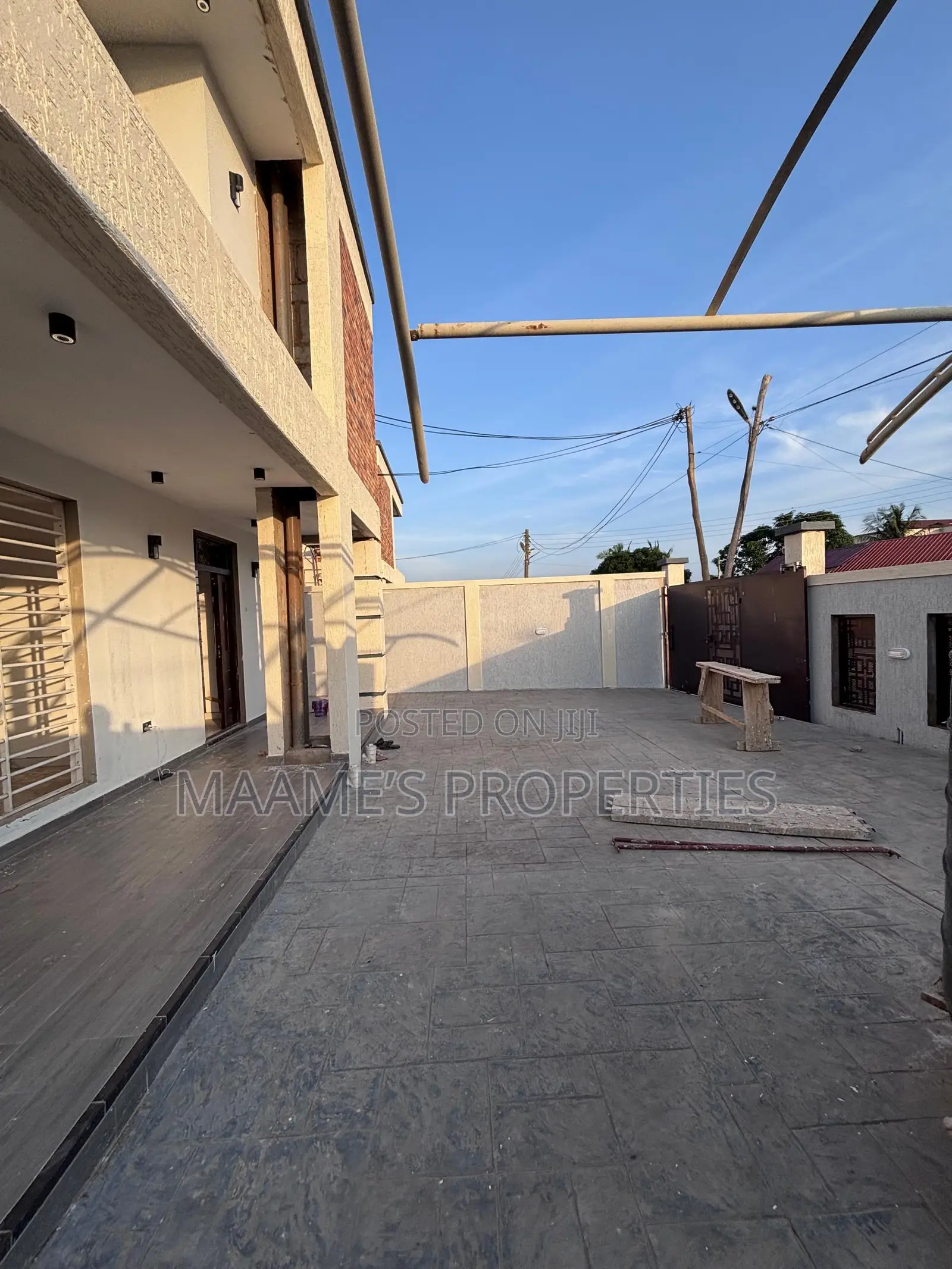 3bdrm Duplex in Adjiriganor for sale