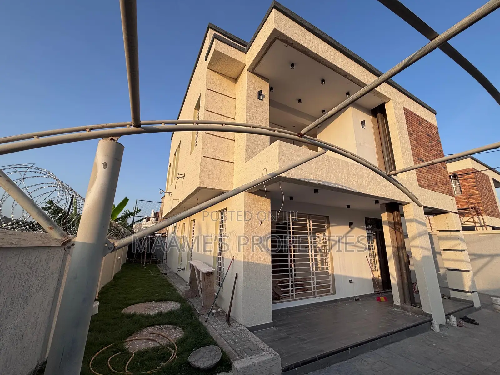3bdrm Duplex in Adjiriganor for sale