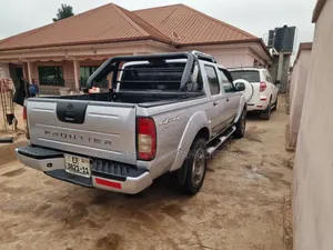 Nissan Frontier SE-V6 4x2 Crew Cab 116.1 in. WB 2000 Gray