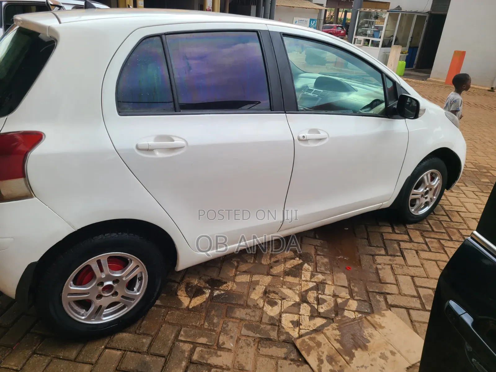 Toyota Vitz 1.3 AWD 5dr 2010 White