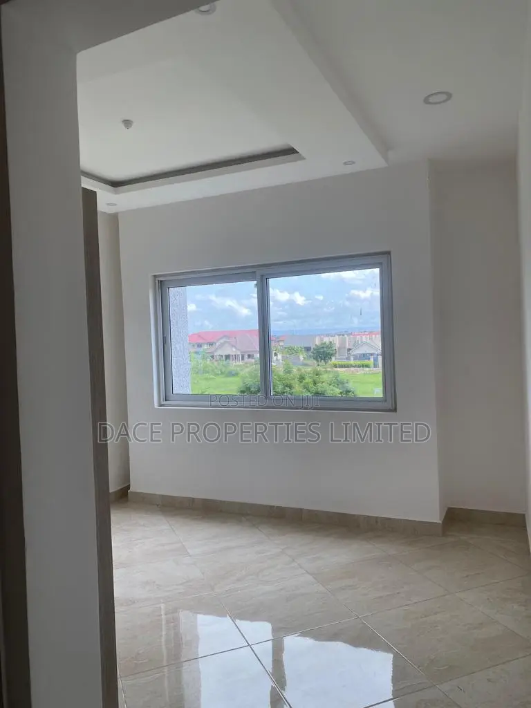 4bdrm Duplex in The Greens Estate, Community 25 for rent
