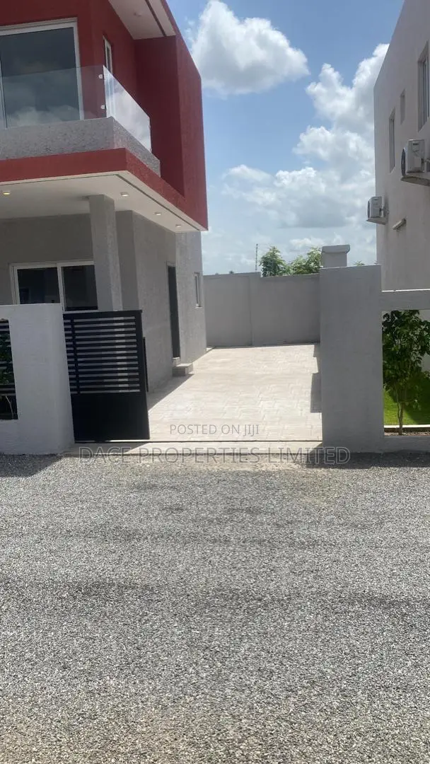4bdrm Duplex in The Greens Estate, Community 25 for rent