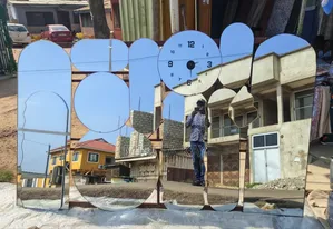 Mirror That Tells Time