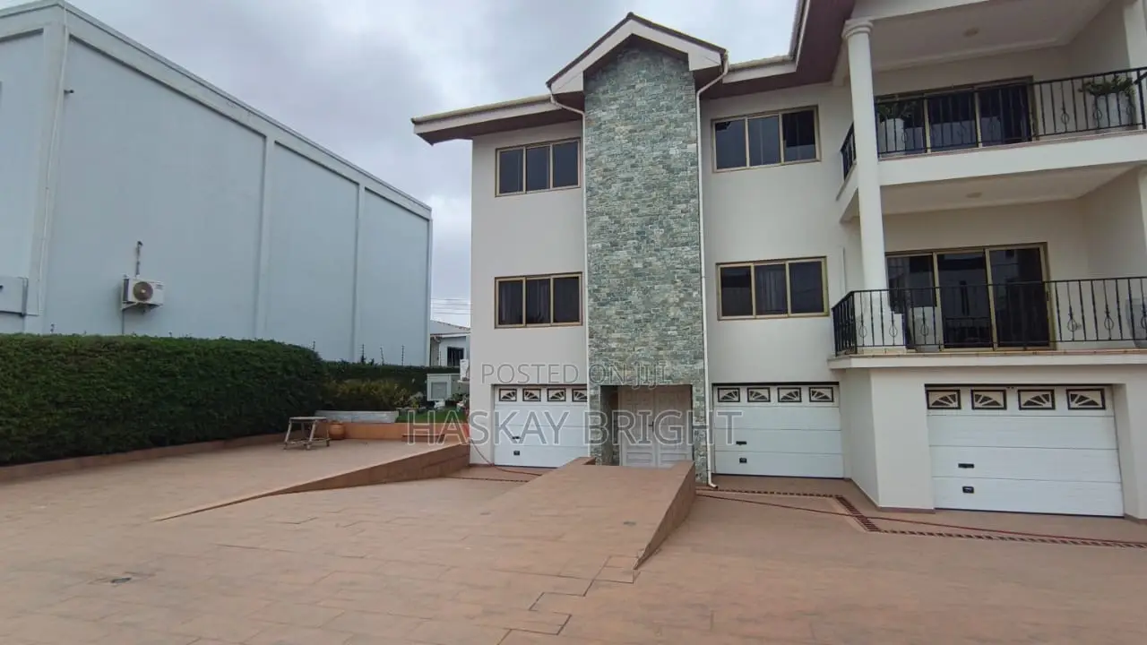 12 Bedrooms Ensuite House Consisting of 4 Unit of 3 Bedrooms Apartment