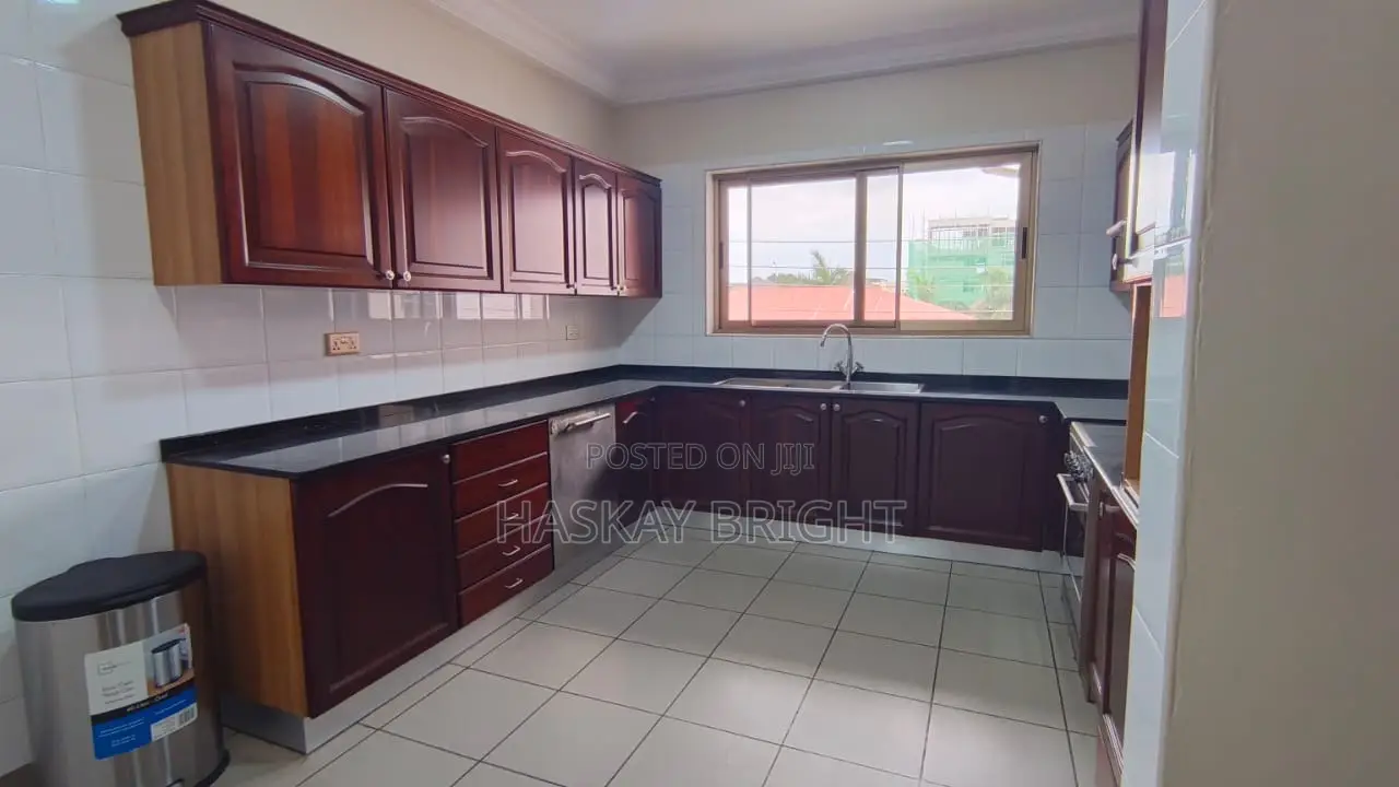 12 Bedrooms Ensuite House Consisting of 4 Unit of 3 Bedrooms Apartment