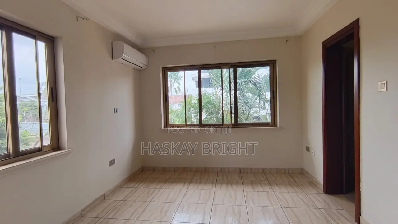 12 Bedrooms Ensuite House Consisting of 4 Unit of 3 Bedrooms Apartment