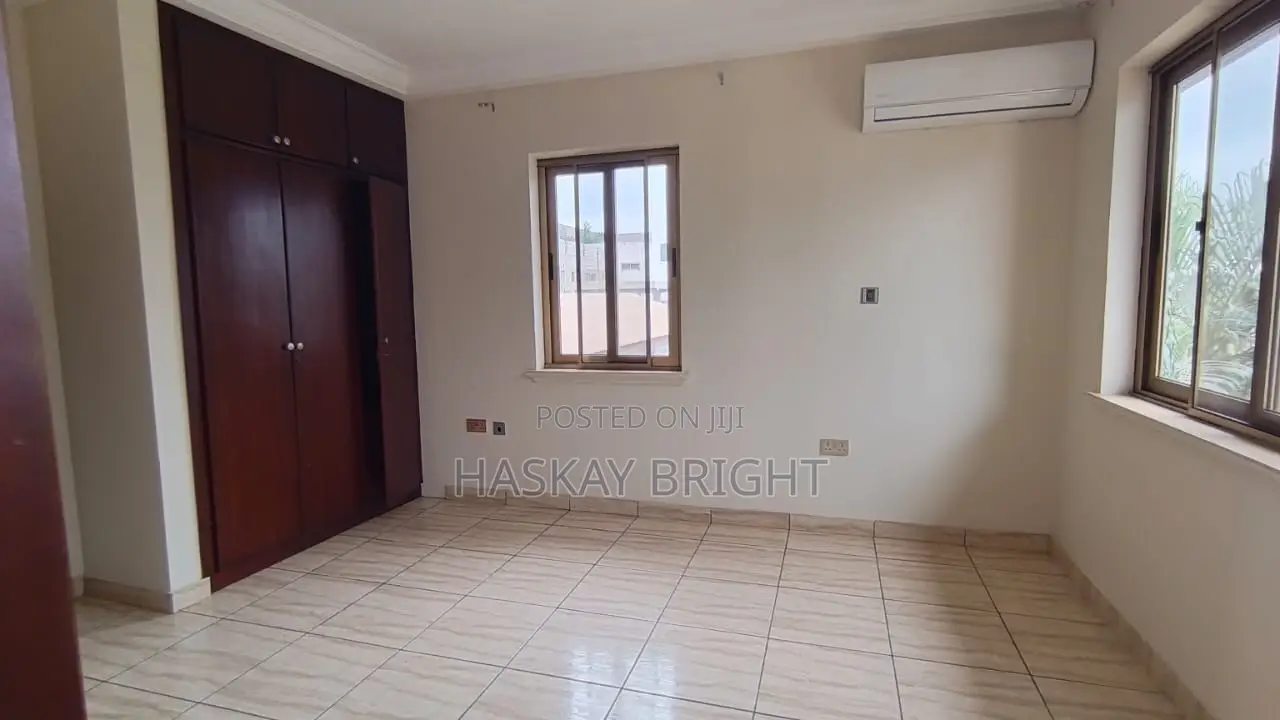 12 Bedrooms Ensuite House Consisting of 4 Unit of 3 Bedrooms Apartment