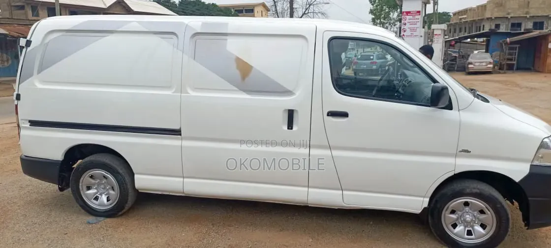 Toyota HiAce 2011 White