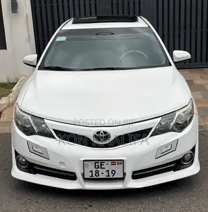Toyota Camry SE 4dr Sedan (2.5L 4cyl 6A) 2014 White
