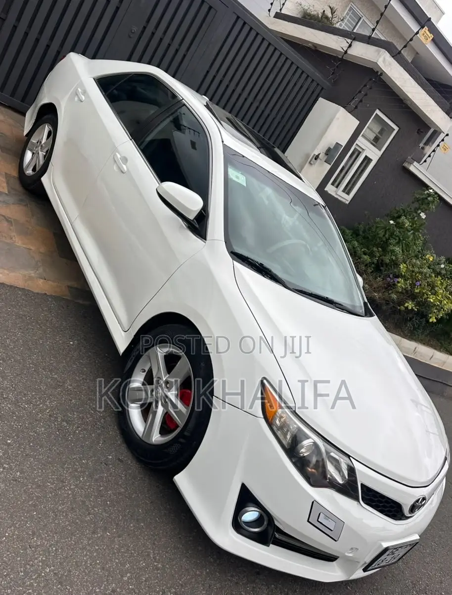 Toyota Camry SE 4dr Sedan (2.5L 4cyl 6A) 2014 White