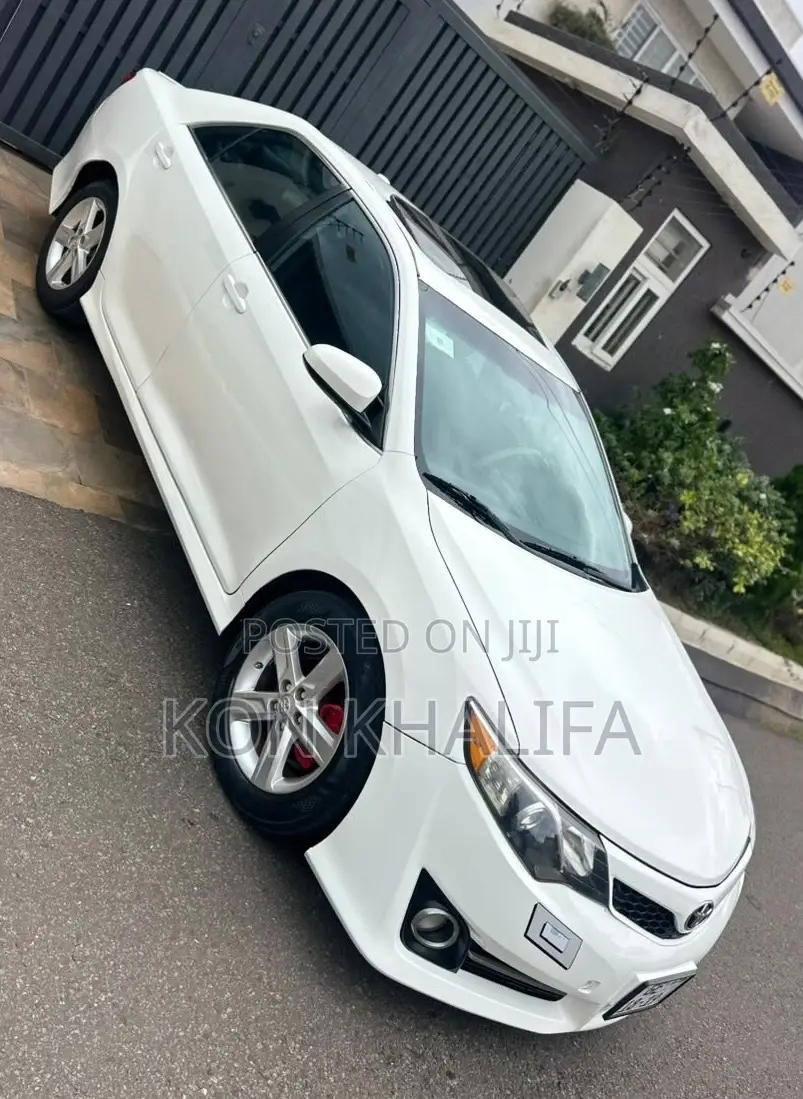 Toyota Camry SE 4dr Sedan (2.5L 4cyl 6A) 2014 White
