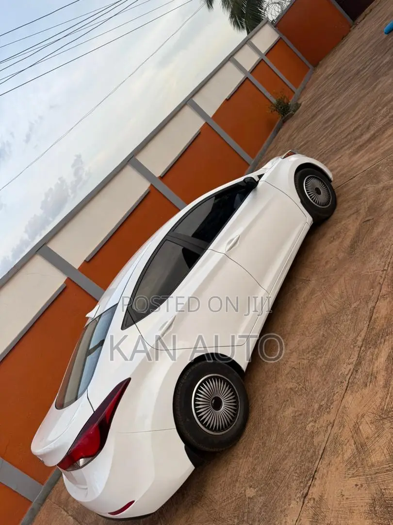 Hyundai Elantra SE Sedan FWD (1.8L 4cyl 6M) 2016 White