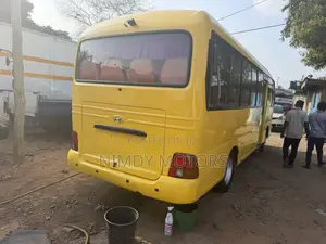 Hyundai County 2014 Yellow