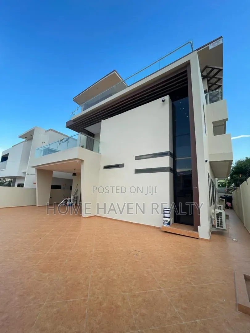 5bdrm House in Ashongman Estate, Police Station for sale