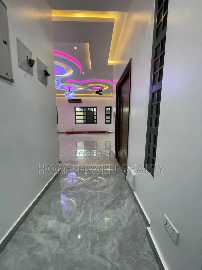5bdrm House in Ashongman Estate, Police Station for sale