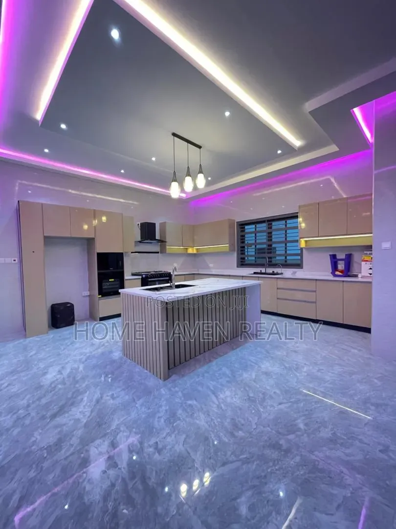 5bdrm House in Ashongman Estate, Police Station for sale