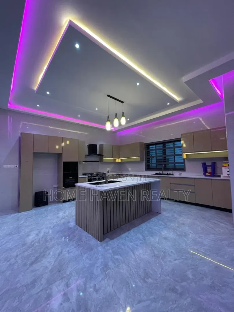 5bdrm House in Ashongman Estate, Police Station for sale