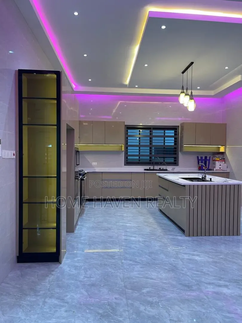 5bdrm House in Ashongman Estate, Police Station for sale