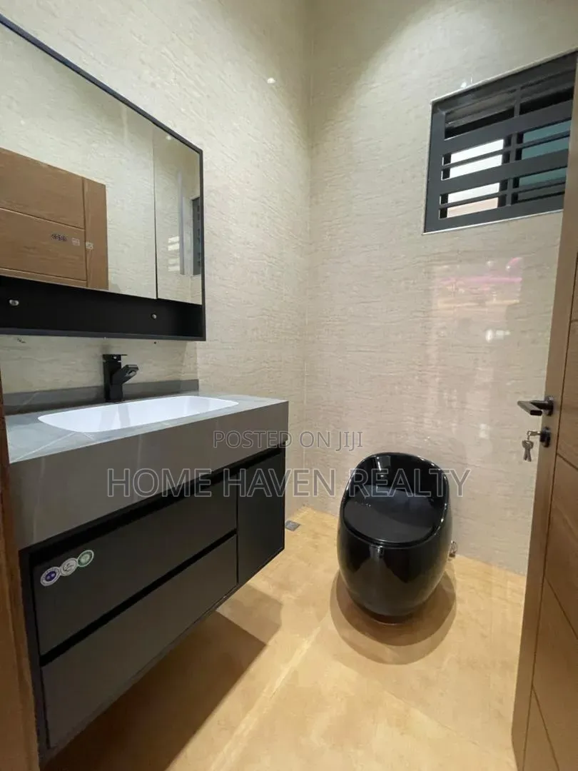 5bdrm House in Ashongman Estate, Police Station for sale
